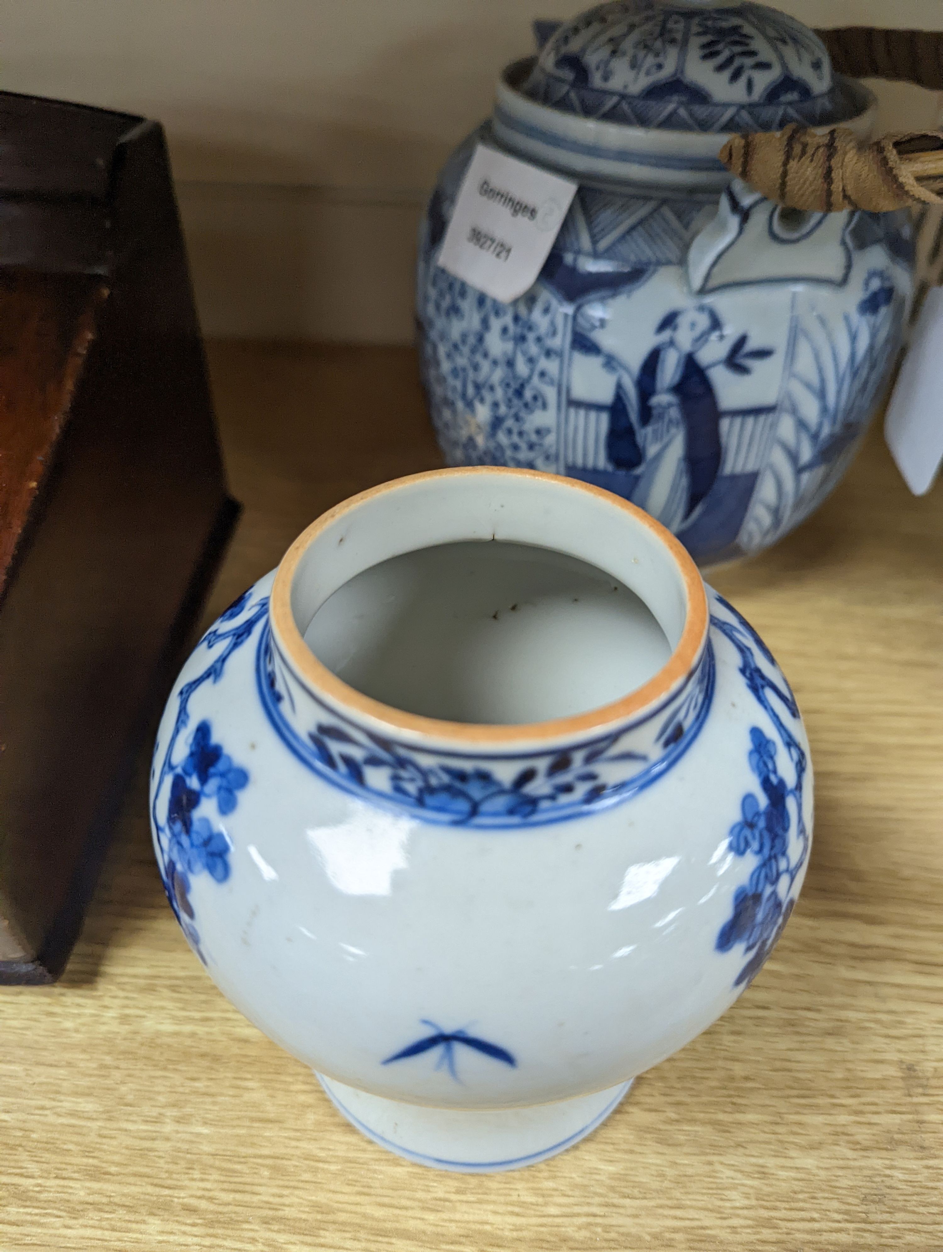 A Chinese blue and white small vase and a teapot 19cm